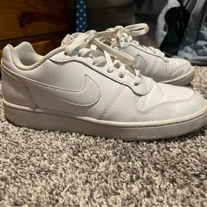White Nike shoes women’s 7.5